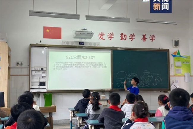 Yan confidently shares astronomical knowledge with his classmates.