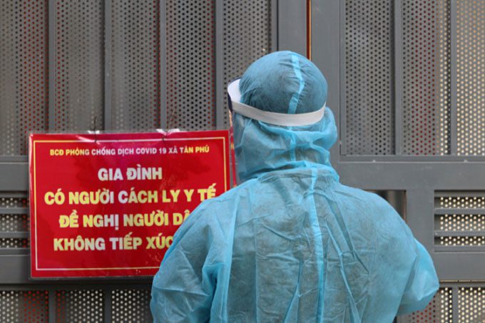Warning sign for families with individuals in medical isolation in Tan Phu commune, Quoc Oai district, in July.