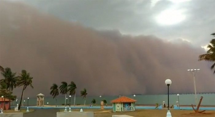 A massive orange dust cloud blocking the horizon in the Ilha Solteira region.