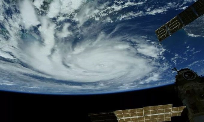 Astronaut Thomas Pesquet captures Hurricane Ida from the ISS