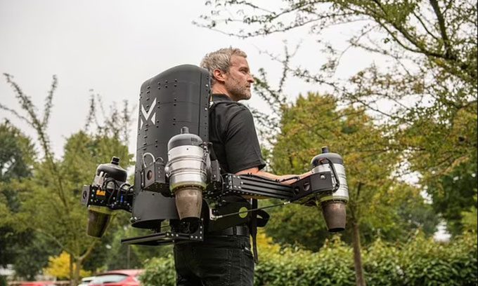 The Maverick Jetpack is equipped with an autopilot system.
