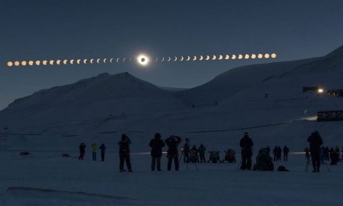 Simulation of the phases of a total solar eclipse.
