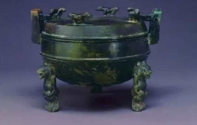 This bronze cauldron with bear legs embodies the extraordinary intelligence of ancient people.