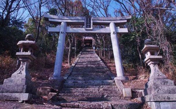 The path leading to the top of the small mountain with Ishi-no-Hoden.