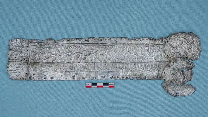 Intricately crafted silver decorative strip
