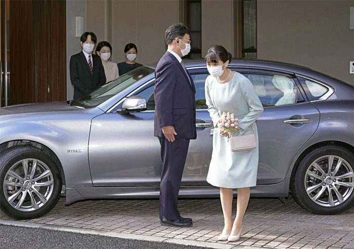 Princess Mako wore a simple dress when announcing her marriage.
