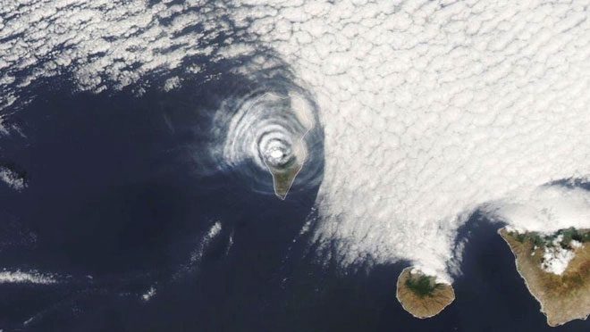 The bull's eye cloud above the erupting volcano in La Palma, Spain.