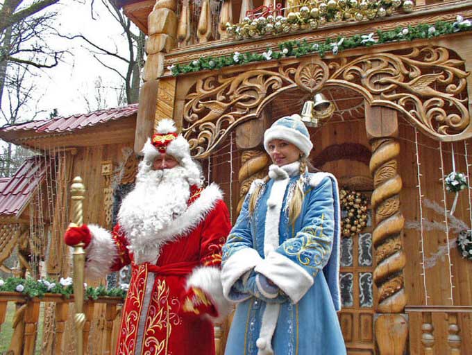 Ded Moroz (in red) and Snegurochka