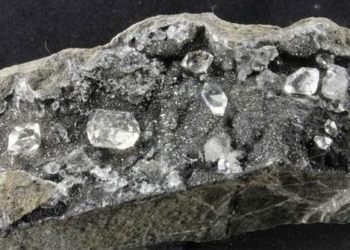 diamond appears underneath many waves but still not collected 116744