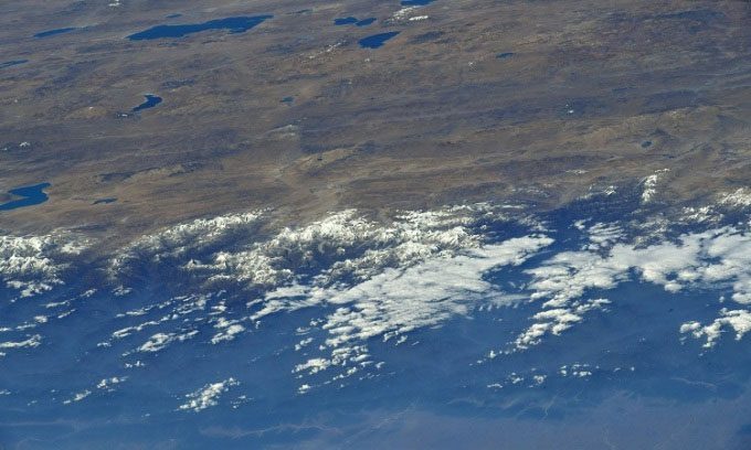 Astronaut Vande Hei captures Mount Everest while flying 400km above the Earth.