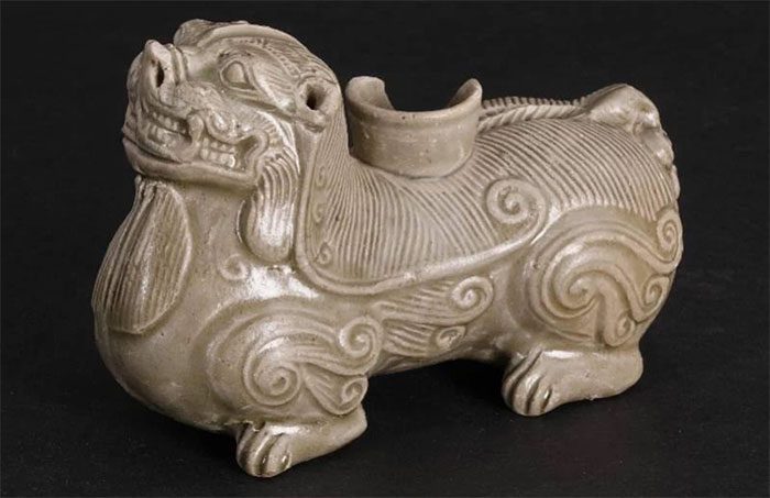 Jade-glazed pottery in the shape of a lion excavated from tomb M49 of the Western Jin period at Hongduyuan.