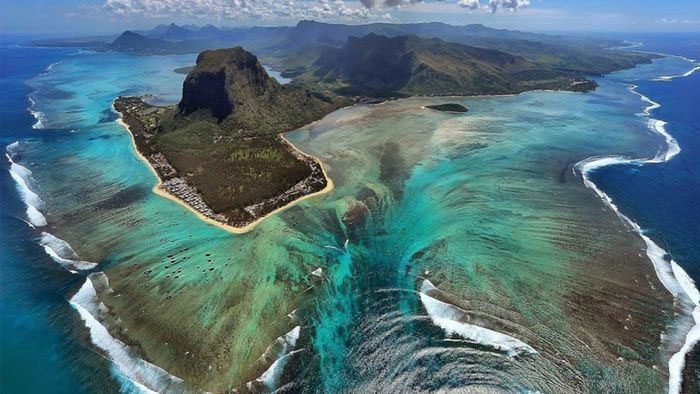 The illusion of the 'underwater waterfall'.