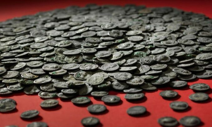 Approximately 5,500 Roman silver coins discovered in Augsburg.