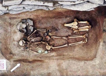 found two women closely 3 000 years wearing jewelry 116067