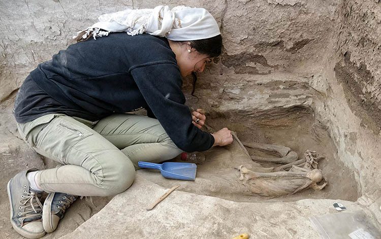 Researcher Nada Elias excavating an adult skeleton at Çatalhöyük.