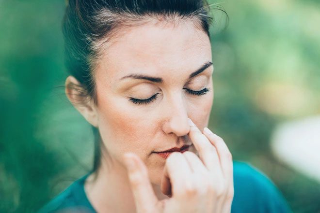 Right-handed individuals tend to use the left nostril more.