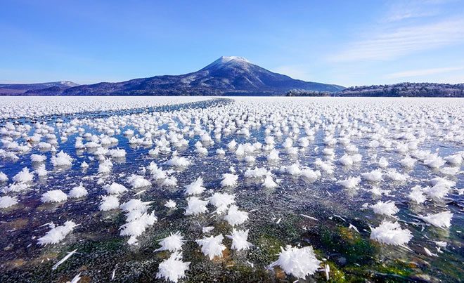 In winter, Akan Lake in Kushiro is covered in ice and snowflowers