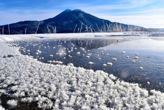 Because Akan Lake is located in a large volcanic crater, it is an ideal place for "cooling down".