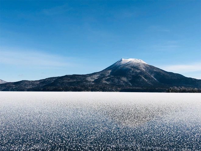 The scenery of Akan Lake in winter is incredibly picturesque.