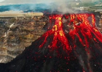 horrifying misfires of the giant volcano falling to the ground shaking 116534