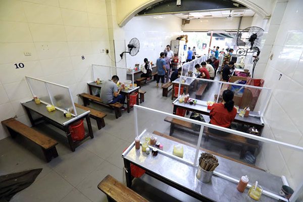 Restaurants and eateries use partitions to prevent the spread of COVID-19.