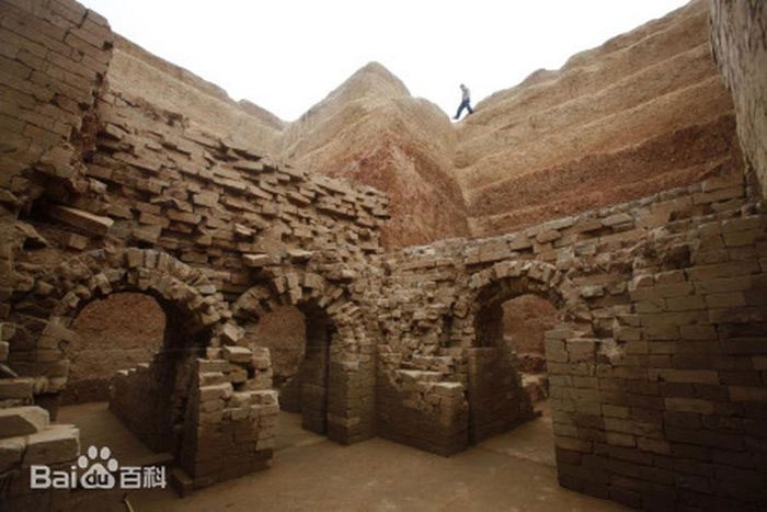 A labyrinthine view of the tomb discovered in Luoyang City.