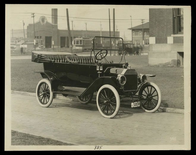 An early Ford Model T car using wooden wheels.