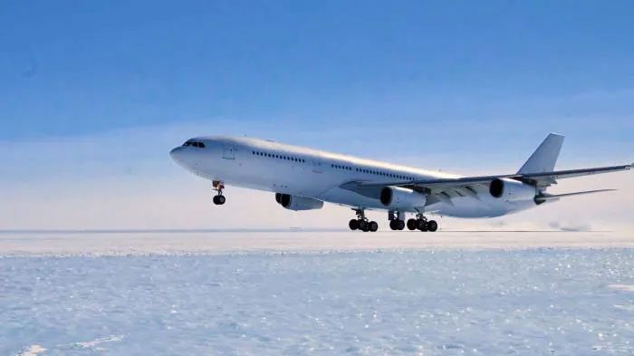 The Airbus A340 landing in Antarctica on November 23.