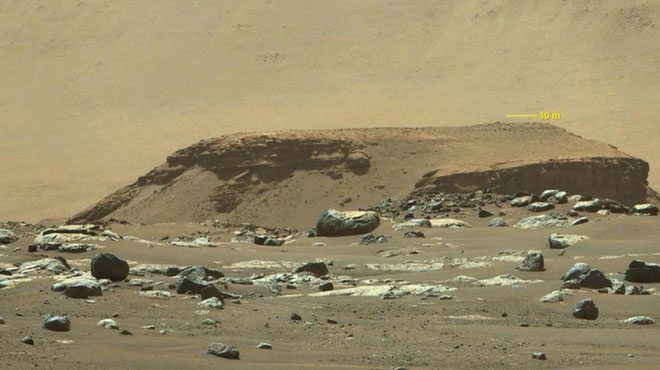 View from the Perseverance rover over the Jezero crater towards the delta plains.
