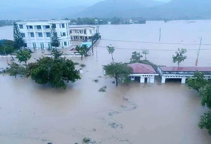 Thousands of houses in Dong Xuan District (Phu Yen) submerged in water