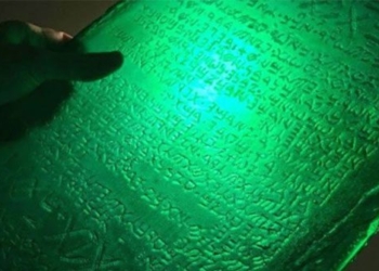 mystery of the emerald sapphire om xuong mo vat thieng cat giau bi mat vu tru 117104