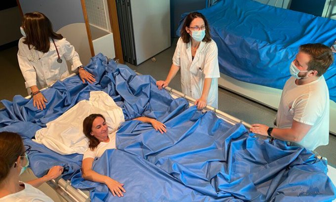 Female volunteer in the "dry immersion" experiment.
