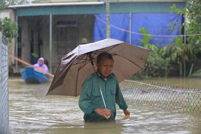 Flooding has caused many houses in the downstream areas of Cam Xuyen district (Ha Tinh) to be deeply inundated.
