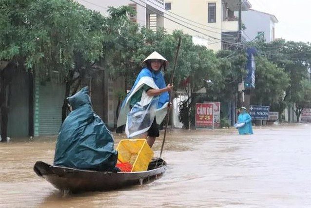 Residents of Le Thuy district (Quang Binh) have to use boats to move.