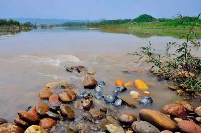A vast pebble beach along the Yangtze River