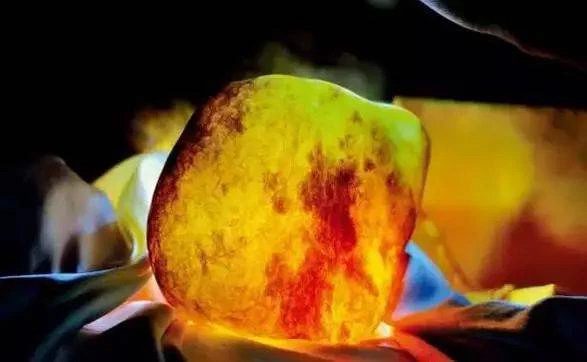 This fiery-colored gem was found in the pebble beaches along the Yangtze River.