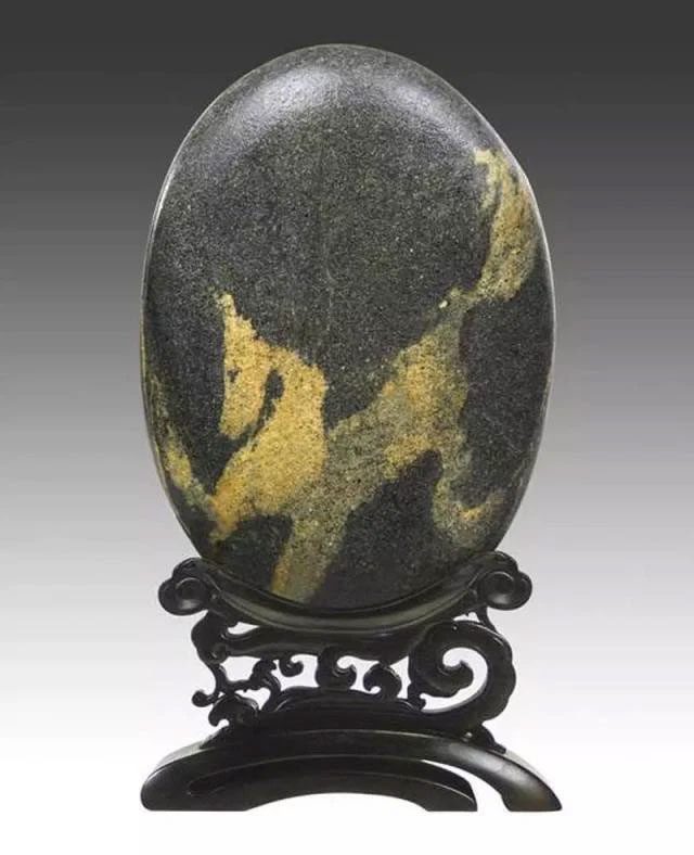 Unique design and exquisite carving are two factors that influence the collectible value of a gemstone.