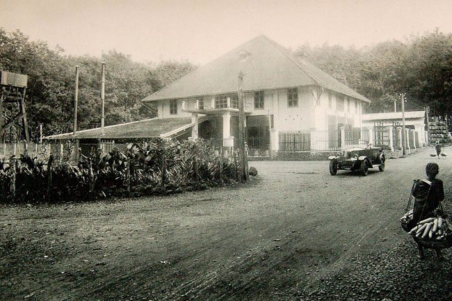 Most cars in colonial Vietnam were used for public transportation.