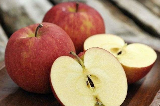 Eating apples in the morning can effectively cleanse the mouth.
