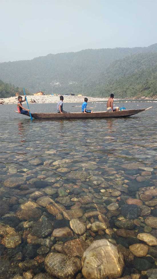 The Umngot River lies between India and Bangladesh