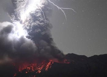 space rocket crossing volcanoes earth strange flying much 117188