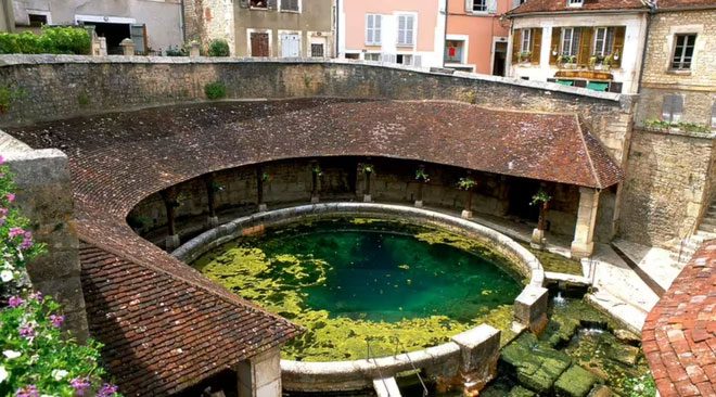 No one has yet reached the depths of this mysterious spring.