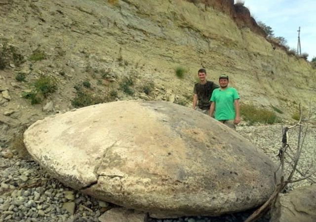 While climbing, a man accidentally found a giant disc-shaped rock.