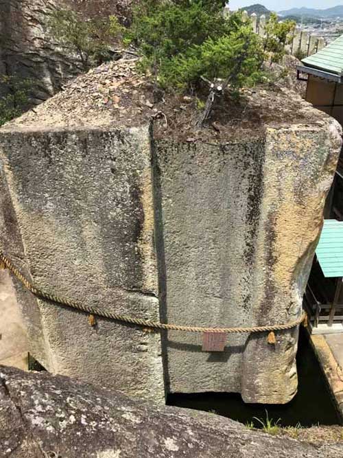 Ishi-no-Hoden surrounded by a shimenawa rope
