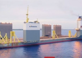 the massive ship can lift the tourist boat 116153