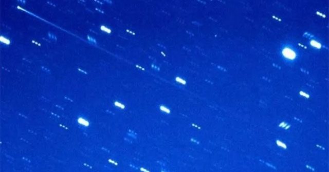 2005 QN173 flying through the Solar System with an extremely long tail