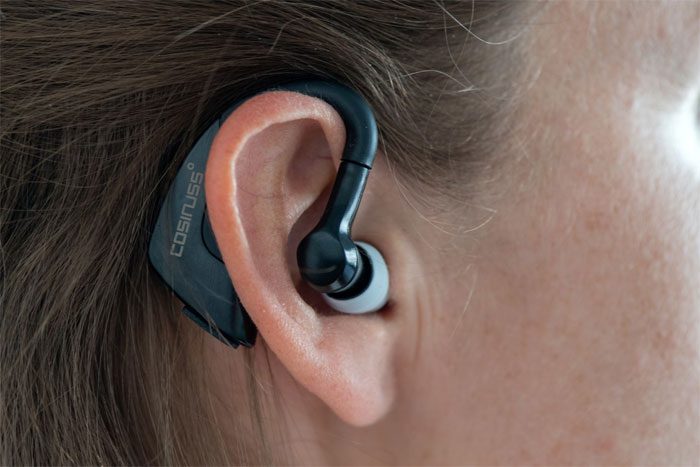 The device connects to a smartphone via Bluetooth