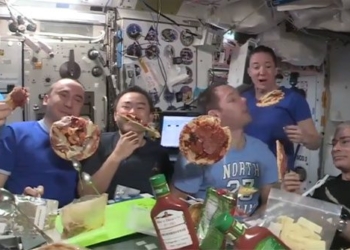 this is how a pizza party happens at the international space station 400km above earth 115718