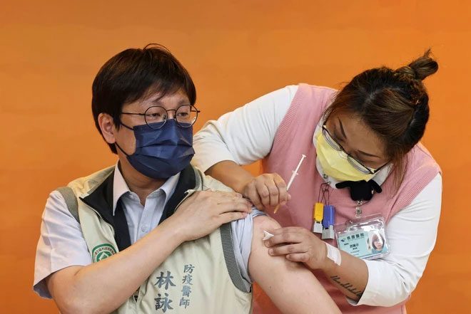 Vaccination is the best measure against the Omicron variant.
