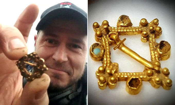 David Edwards and the emerald-studded gold brooch.